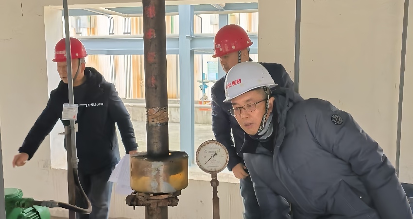 廣安市應(yīng)急管理局危化科工作人員與專家在廣安華達(dá)醫(yī)藥科技有限公司開展今冬明春重大事故隱患排查整治行動(dòng)。四川省應(yīng)急管理廳供圖