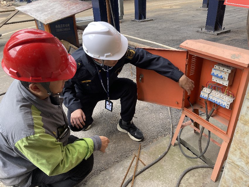 樂山市應(yīng)急執(zhí)法人員檢查企業(yè)有限空間和動(dòng)火作業(yè)安全生產(chǎn)。四川省應(yīng)急管理廳供圖