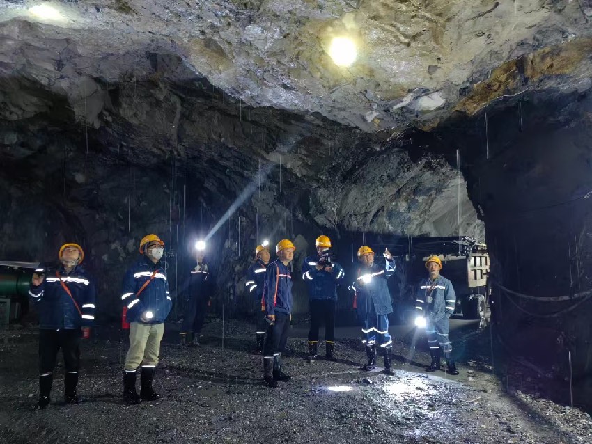 涼山州安全生產(chǎn)專班赴雷波縣牛牛寨北磷礦區(qū)對(duì)雷波凱瑞磷化工有限責(zé)任公司開展督導(dǎo)檢查。四川省應(yīng)急管理廳供圖