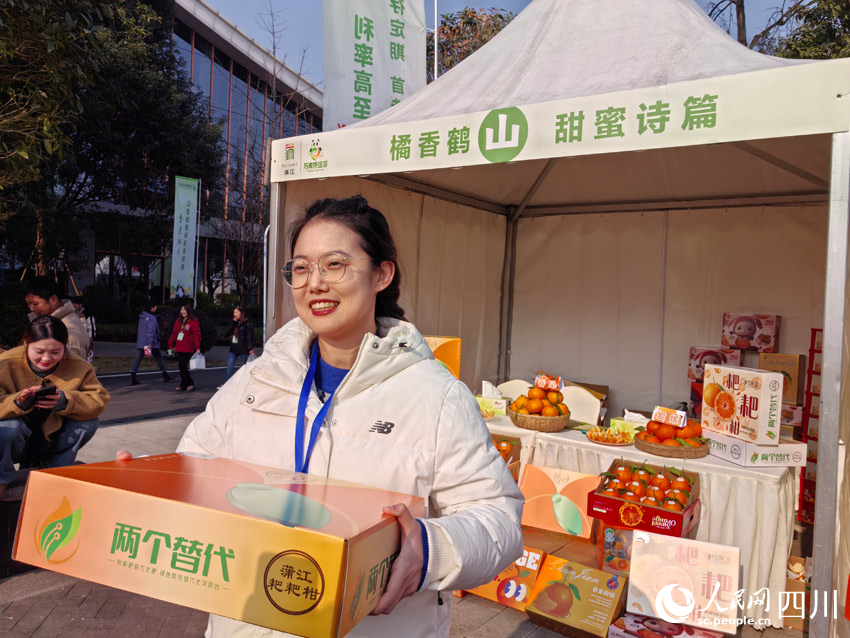 自信滿滿展示優(yōu)秀水果。人民網(wǎng)記者 劉海天攝