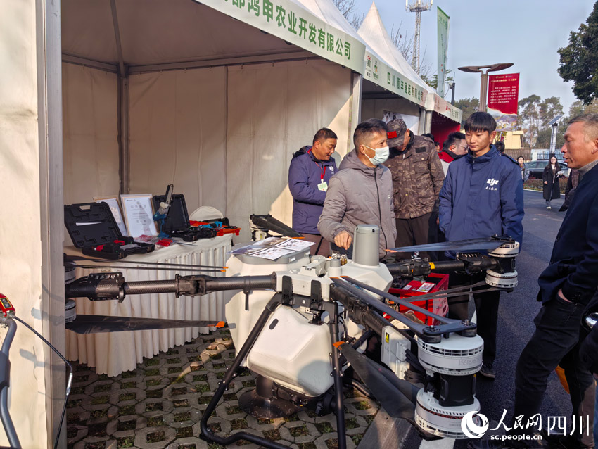 現(xiàn)場展示的現(xiàn)代化農(nóng)業(yè)裝備。人民網(wǎng)記者 劉海天攝