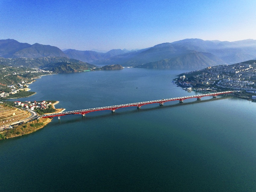 蘭家灣特大橋遠(yuǎn)景。蜀道高速集團(tuán)樂漢公司供圖