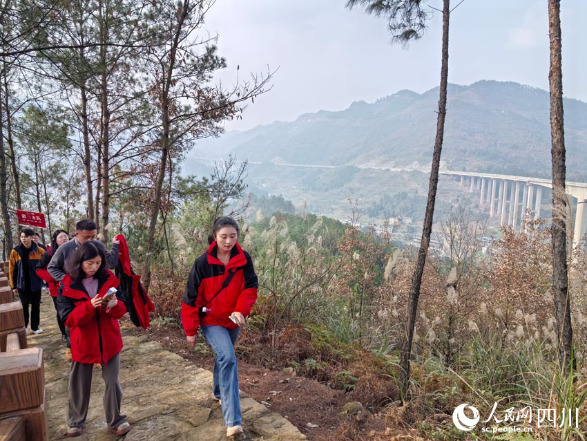 大橋陪著行軍路。人民網(wǎng)記者 劉海天攝