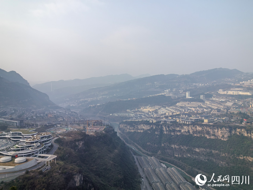 俯瞰赤水河兩岸白酒產(chǎn)業(yè)集群。人民網(wǎng)記者 劉海天攝