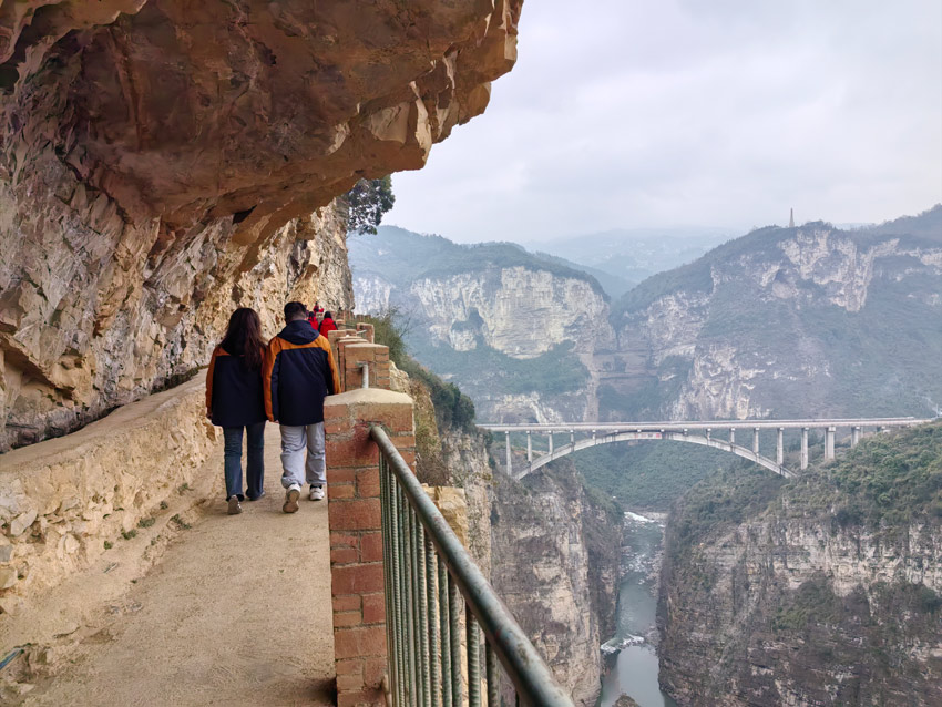 一邊是“瀘州紅旗渠”，一邊是雞鳴三省大橋。人民網(wǎng)記者 劉海天攝