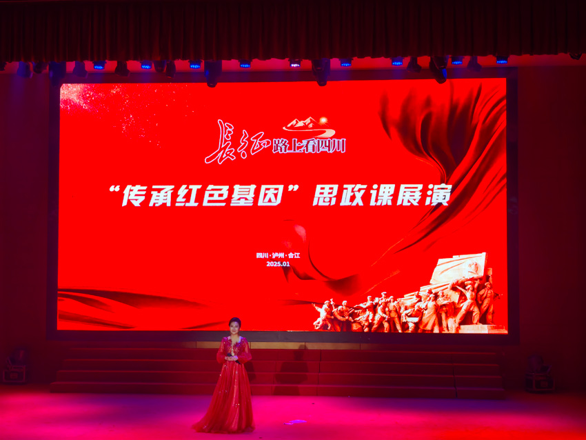 歌唱家周薇薇女士演唱愛國歌曲。人民網(wǎng)記者 劉海天攝