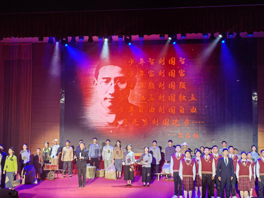 瀘州當?shù)厝罕娕叛莸募t色文化劇目。人民網(wǎng)記者 劉海天攝