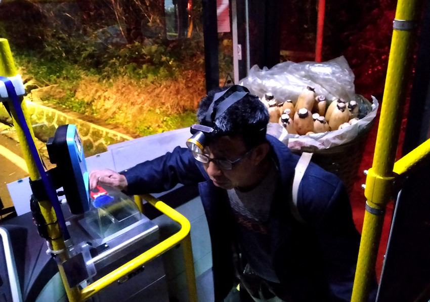 村民乘坐“果蔬公交”進(jìn)城賣菜。納溪區(qū)交通運(yùn)輸局供圖