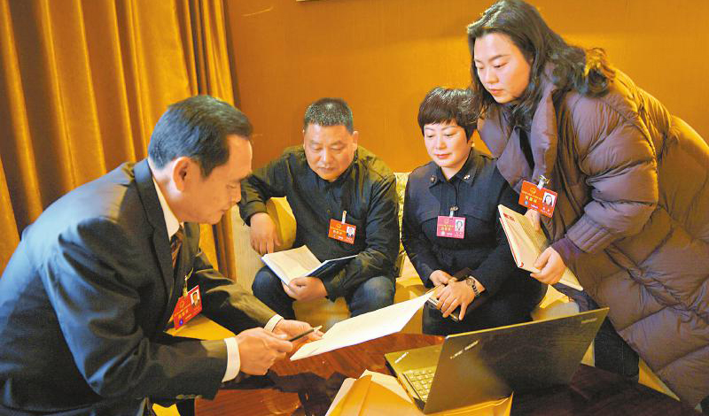 代表在駐地討論相關(guān)建議
