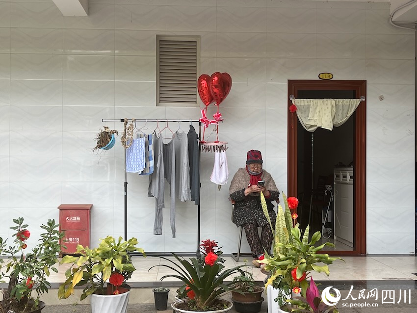 賢家村一家民宿里老人正在看手機(jī)。人民網(wǎng)記者 郭瑩攝