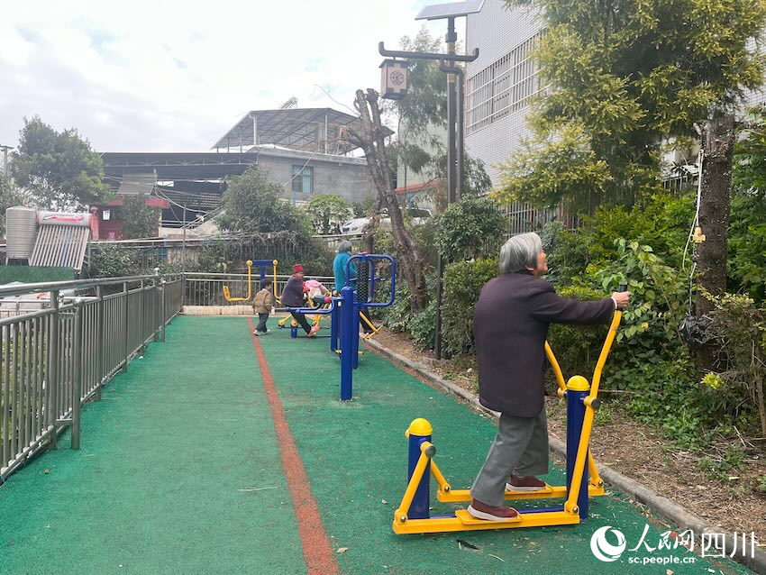 村里完善了健身配套設(shè)施，成為老人們的最愛。人民網(wǎng)記者 郭瑩攝