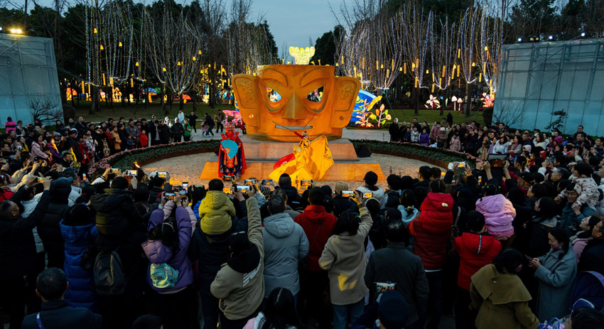 太陽(yáng)節(jié)游人如織。金沙遺址博物館供圖