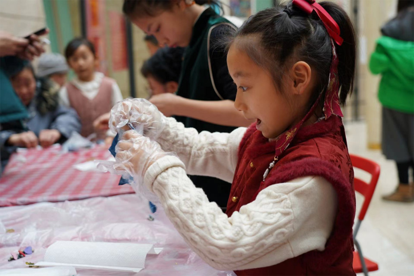 小朋友參與“藍(lán)染”非遺體驗(yàn)。成都金沙遺址博物館供圖
