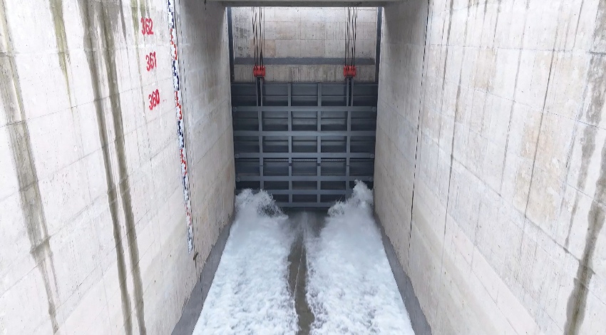 岷江江底隧洞閘門開啟后，清澈的金沙江水沿著渠道奔流而下。圖片來自視頻截圖
