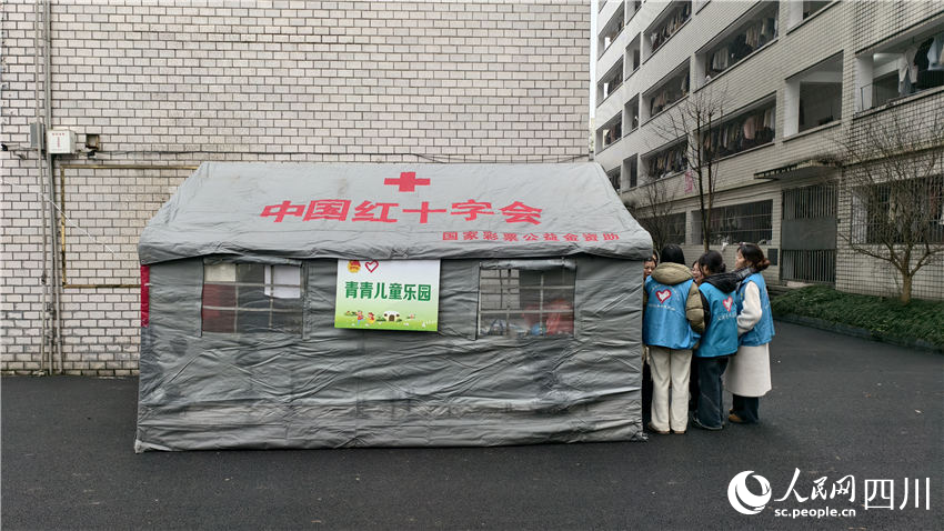 臨時搭建的“青青兒童樂園”。人民網(wǎng) 趙祖樂攝