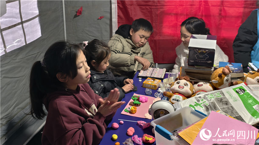 孩子們聚在一起玩耍。人民網(wǎng) 趙祖樂攝