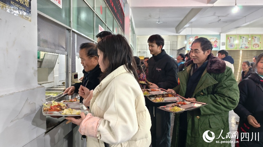 安置點(diǎn)的村民排隊(duì)就餐。人民網(wǎng) 趙祖樂(lè)攝