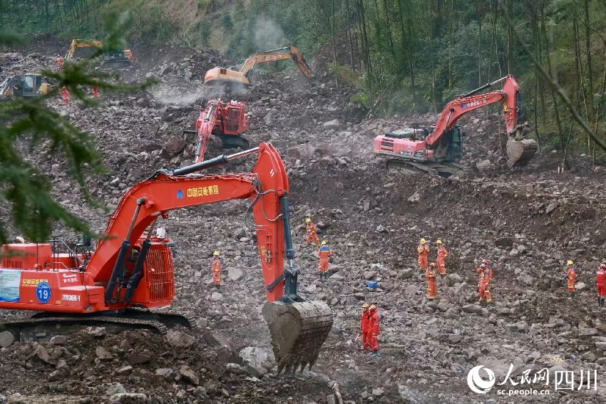 救援現(xiàn)場(chǎng)。人民網(wǎng)記者 朱虹攝