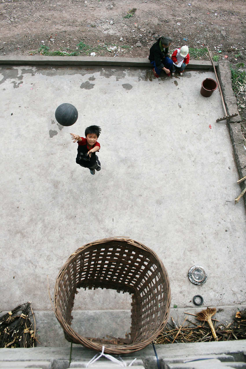 攝影作品《一個人的籃球》。王斌攝