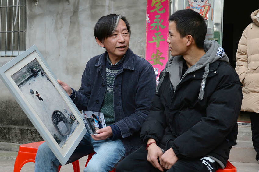 2025年1月28日，王斌（左）與吳波聊起當年打籃球的故事。羅尹攝