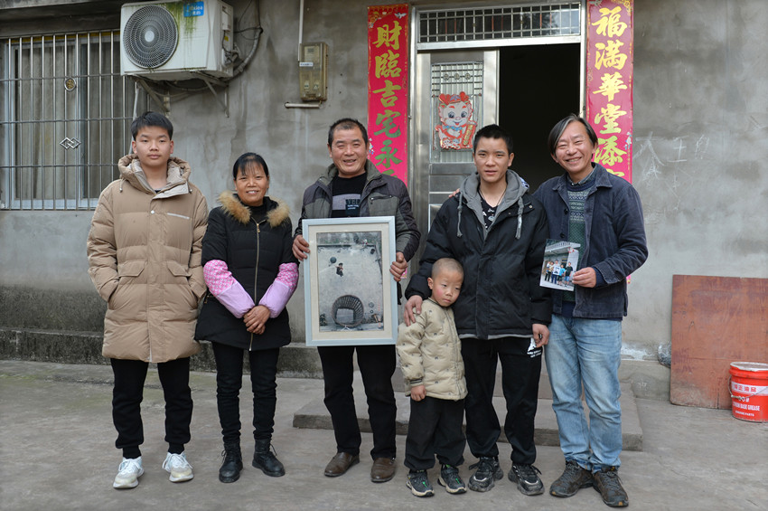 2025年1月28日，王斌（右一）與吳波（右二）及家人合影。羅尹攝