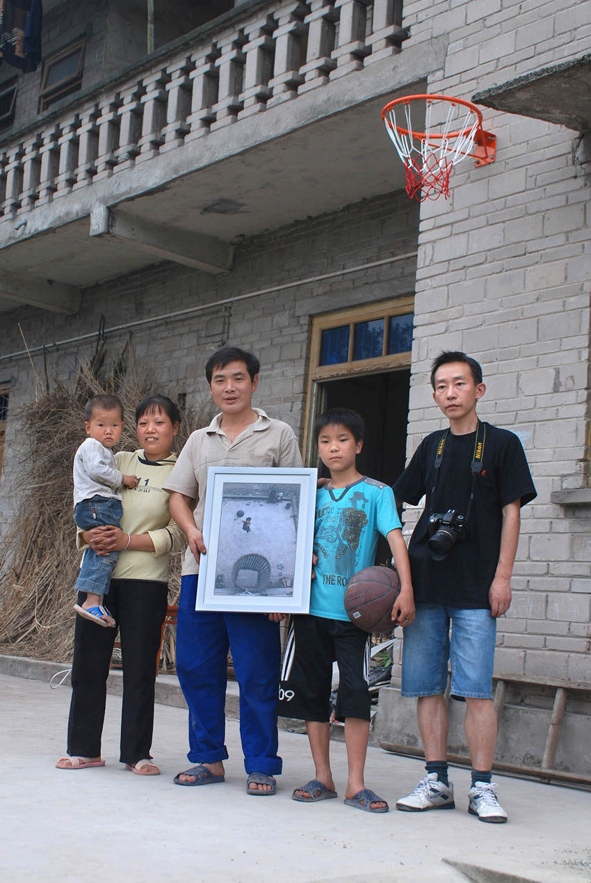 2010年5月30日，王斌（右一）與《一個人的籃球》中的“主人公”吳波（右二）及家人合影。王斌供圖