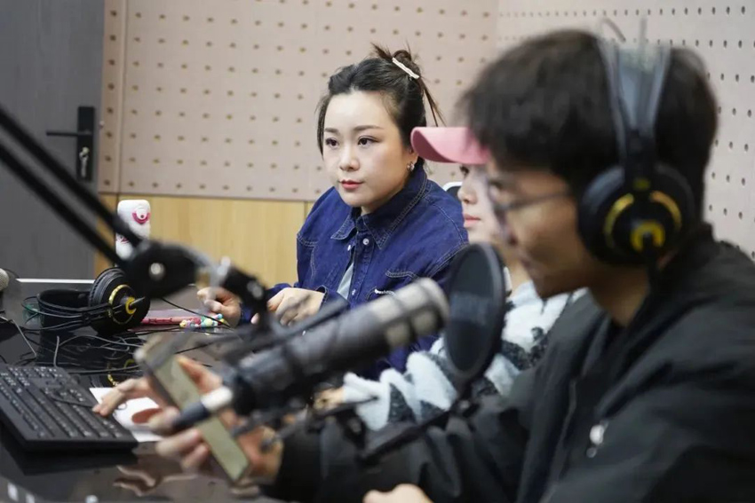 呂艷婷老師為配音提高班學(xué)生授課。川影供圖