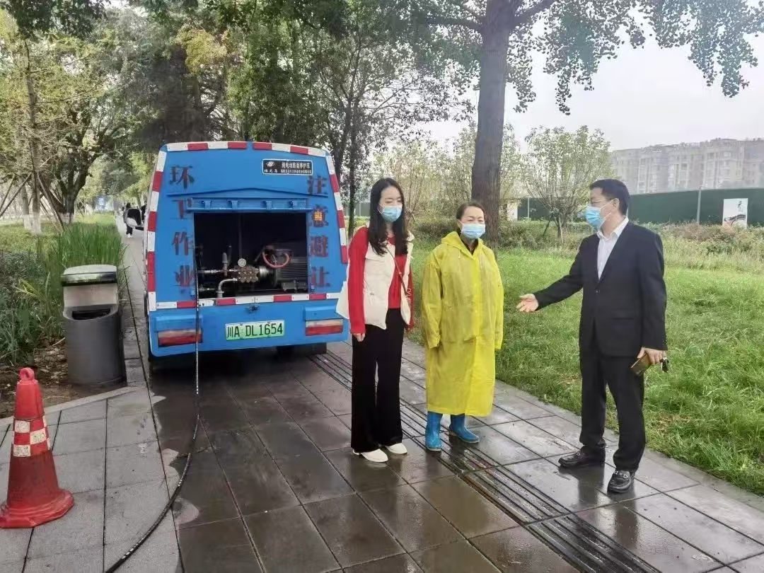 蒲虎在現(xiàn)場督導(dǎo)道路整改.民建成都市委會(huì)供圖
