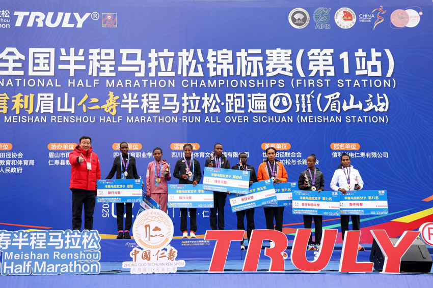 獲獎(jiǎng)?wù)呱吓_(tái)領(lǐng)獎(jiǎng)。仁壽縣委宣傳部供圖