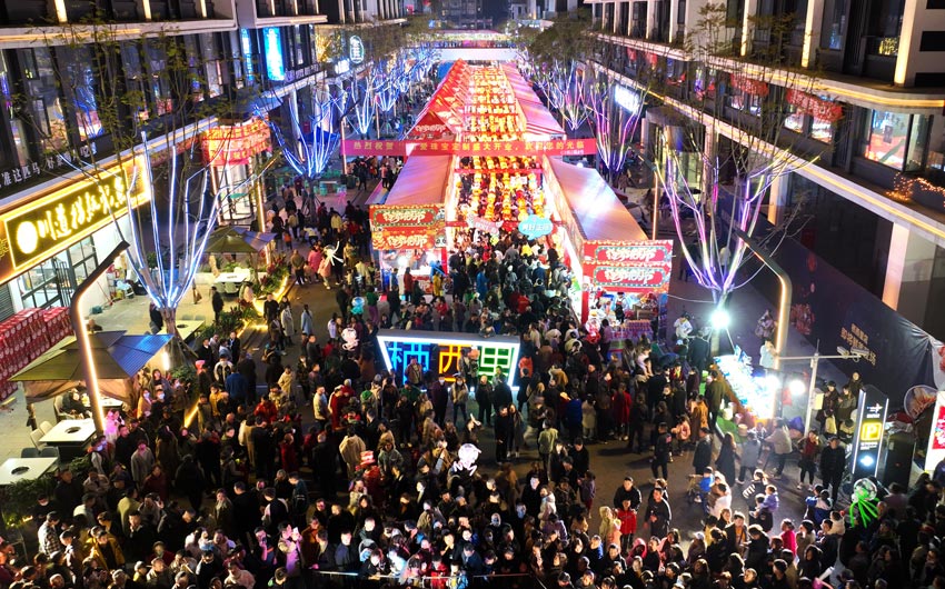 棲息里街區(qū)人山人海。仁壽縣委宣傳部供圖