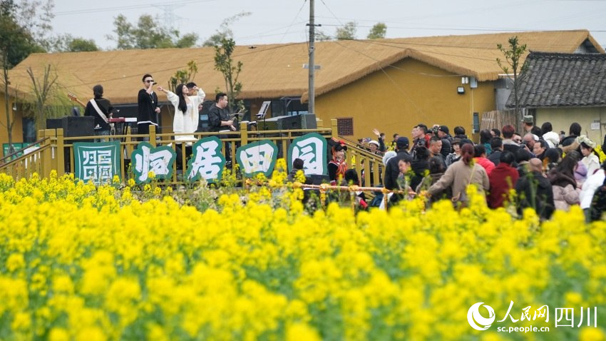 眉山市東坡區(qū)修文鎮(zhèn)三寶村的音樂(lè)嘉年華樂(lè)隊(duì)表演點(diǎn)燃全場(chǎng)。崔宗喜攝