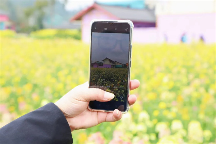 一位游客用手機(jī)拍下精彩瞬間。夾江縣融媒體中心供圖