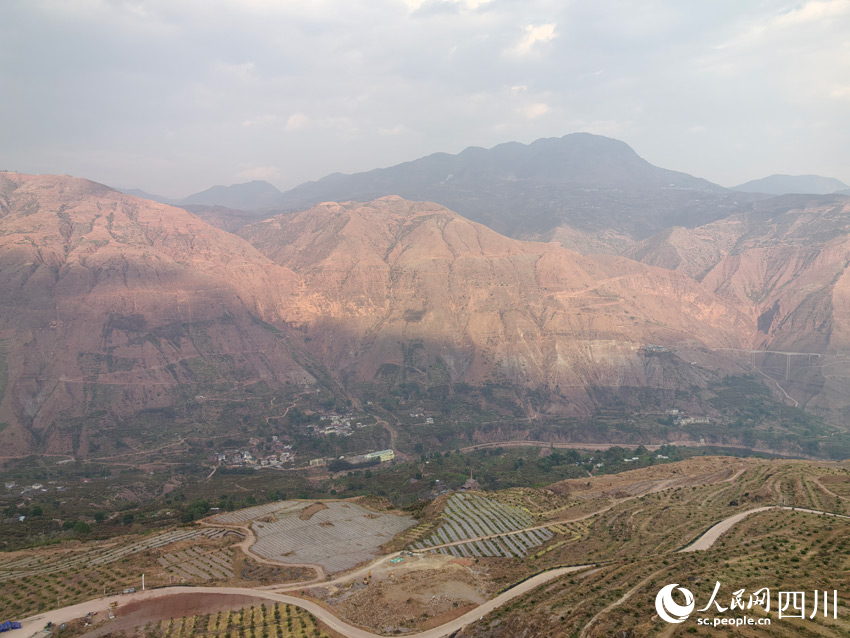 陽(yáng)光斜照，青山輝映。人民網(wǎng)記者 劉海天攝