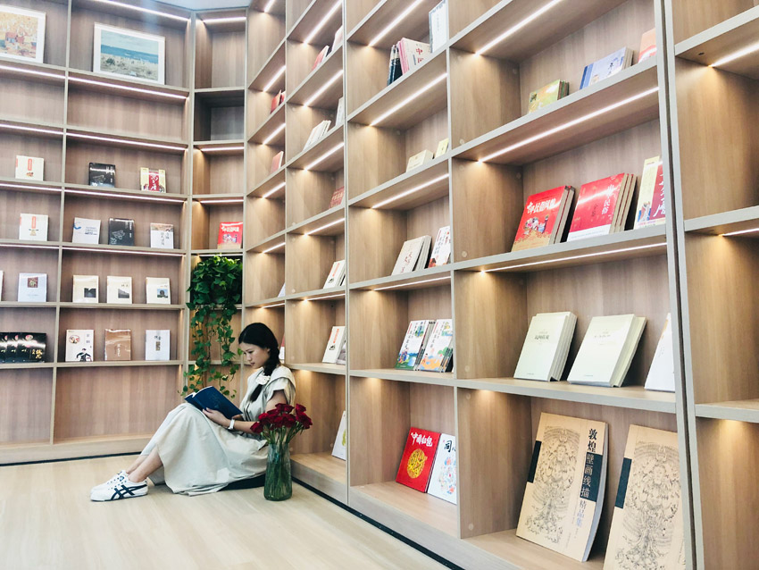 在咖啡香味中讀書，渾然忘憂。綿竹金申文旅公司供圖