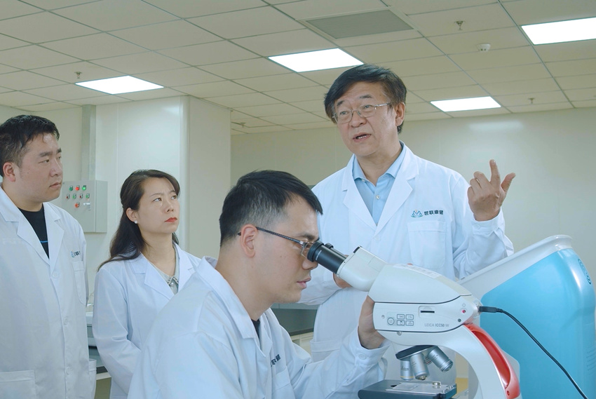 田衛(wèi)東教授（右一）與研發(fā)團隊在實驗室研討。受訪者供圖