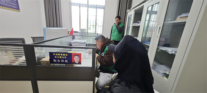 在涼山州昭覺(jué)縣地莫鎮(zhèn)社區(qū)戒毒（康復(fù)）工作中心，馬莫某某來(lái)到社區(qū)中心登記報(bào)到。昭覺(jué)縣委禁毒辦供圖