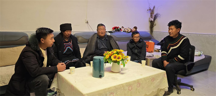 吉達(dá)夫一（中）與即將外出務(wù)工的村民進(jìn)行交流，也一再叮囑他們外出務(wù)工一定要遠(yuǎn)離毒品的誘惑。昭覺縣委禁毒辦供圖