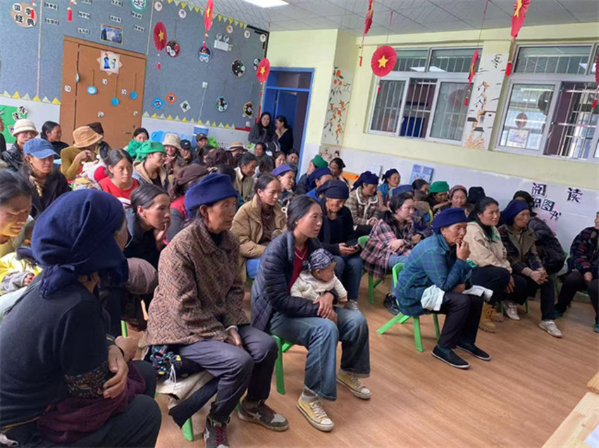 利用家長會，幼兒園老師和媽媽們分享禁毒方面的知識。昭覺縣委禁毒辦供圖