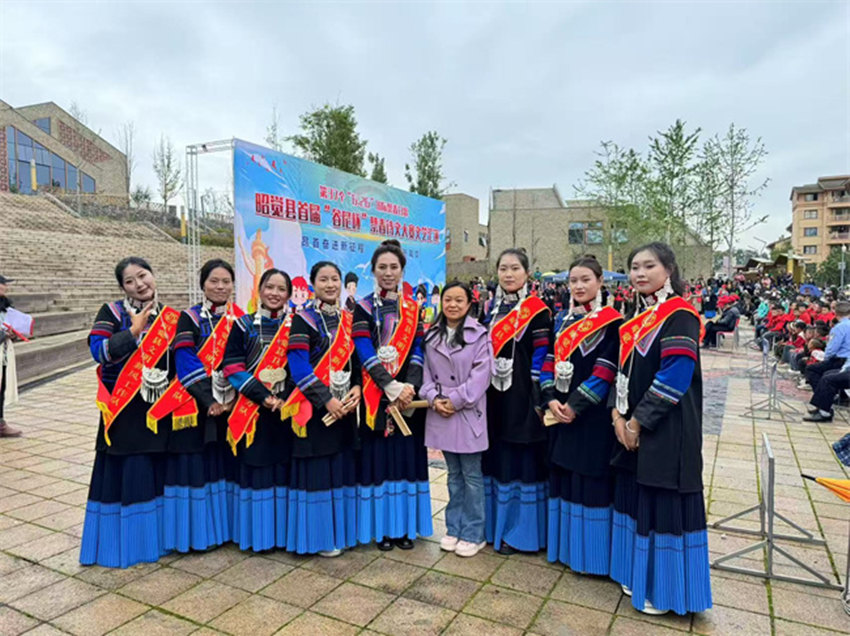 “媽媽禁毒隊”參加禁毒詩文大賽文藝匯演。昭覺縣委禁毒辦供圖
