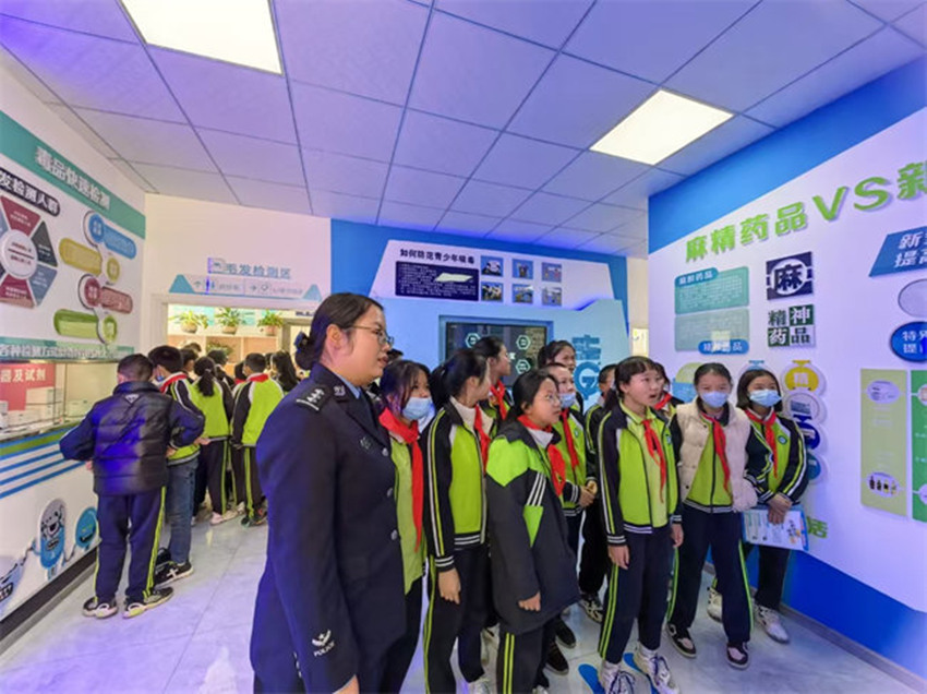 青少年們學(xué)習(xí)了解禁毒知識(shí)。西昌市委禁毒辦供圖