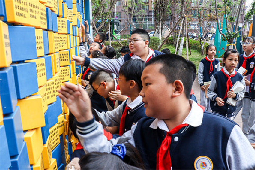 小學(xué)生們參與禁毒知識(shí)轉(zhuǎn)轉(zhuǎn)樂(lè)互動(dòng)活動(dòng)。西昌市委禁毒辦供圖