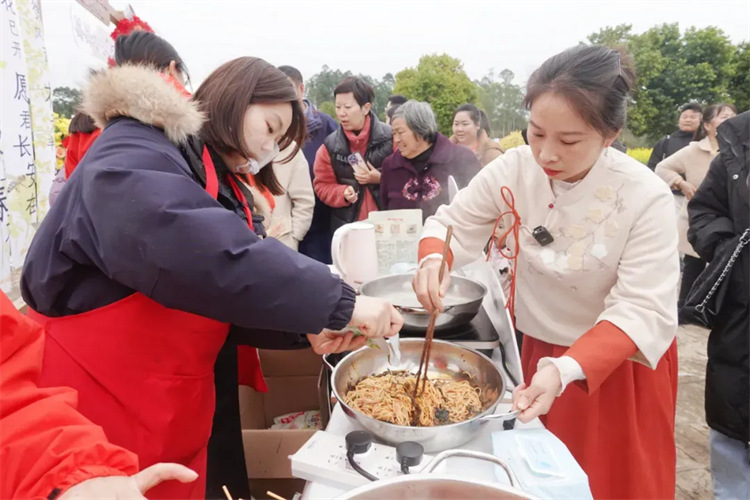 3月15日，“春來·正興”菜花節(jié)活動在天府新區(qū)正興街道官塘村開展。潘安琪攝