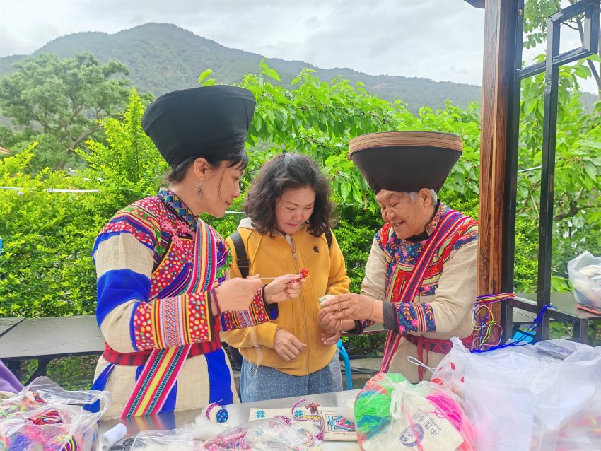 游客正在體驗非遺項目。德昌縣委宣傳部供圖