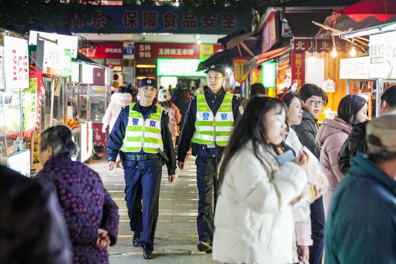 正在巡邏的民警。受訪者供圖