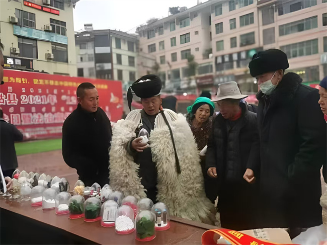 當?shù)厝罕妼W習了解禁毒科普知識。美姑縣委禁毒辦供圖