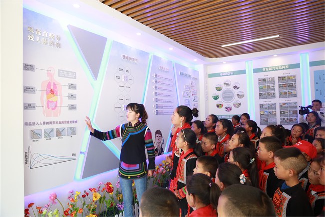 學生們正在學習禁毒知識。美姑縣委禁毒辦供圖