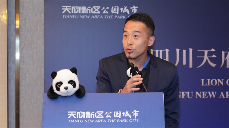 新加坡天工開悟科技有限公司創(chuàng)始人許杰發(fā)言。四川天府新區(qū)融媒體中心供圖