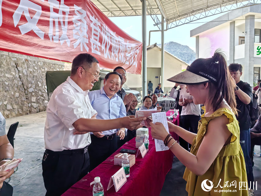 現(xiàn)場發(fā)放收購桑葚現(xiàn)金。人民網(wǎng)記者 劉海天攝