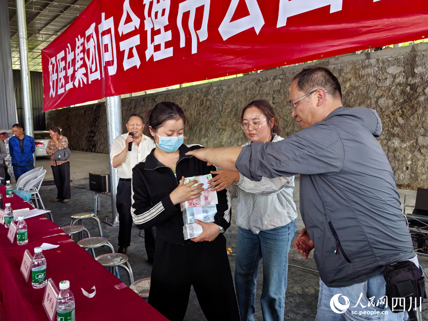 發(fā)展產(chǎn)業(yè)，振興鄉(xiāng)村，帶動群眾共同富裕。人民網(wǎng)記者 劉海天攝