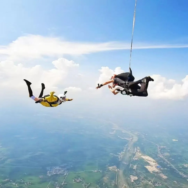 刺激的高空跳傘。